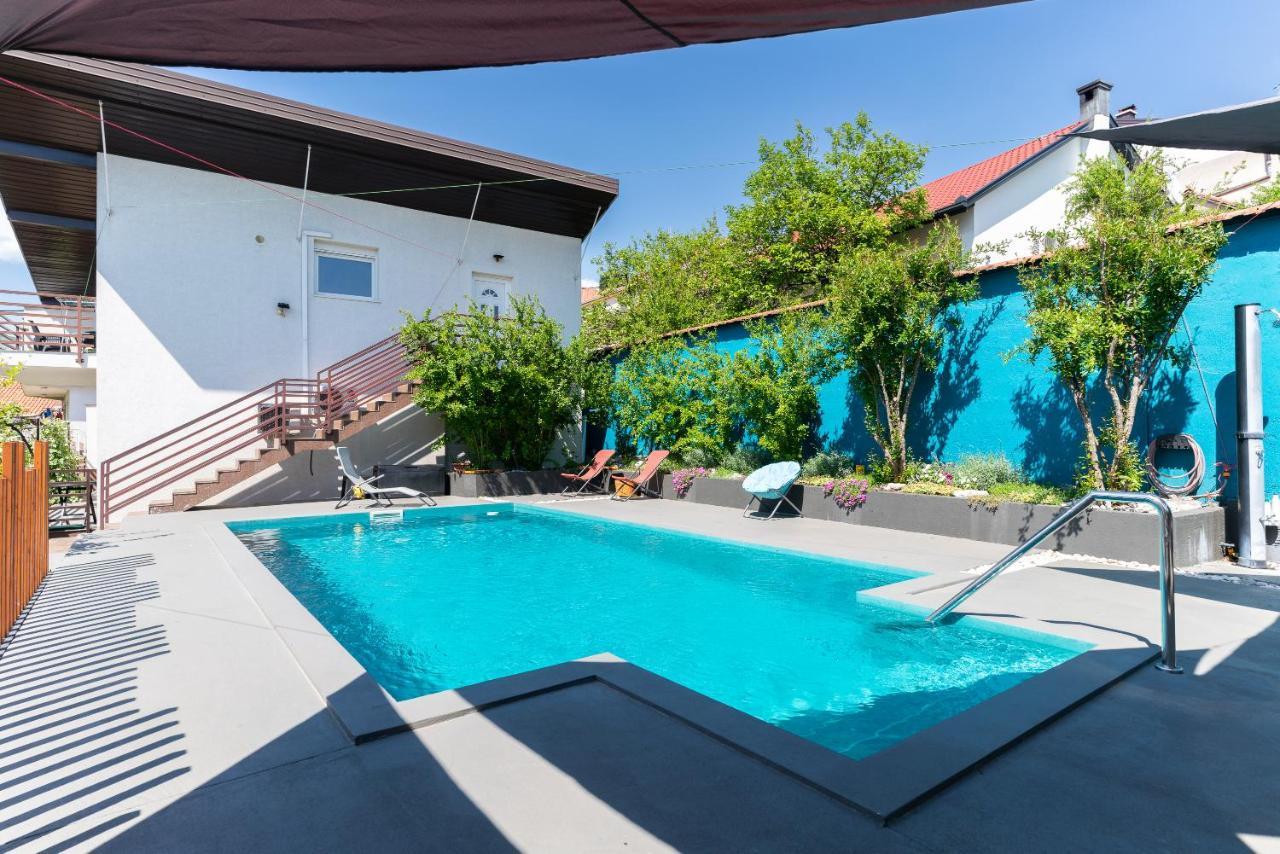 Pure Sky Apartments - With Pool モスタル エクステリア 写真