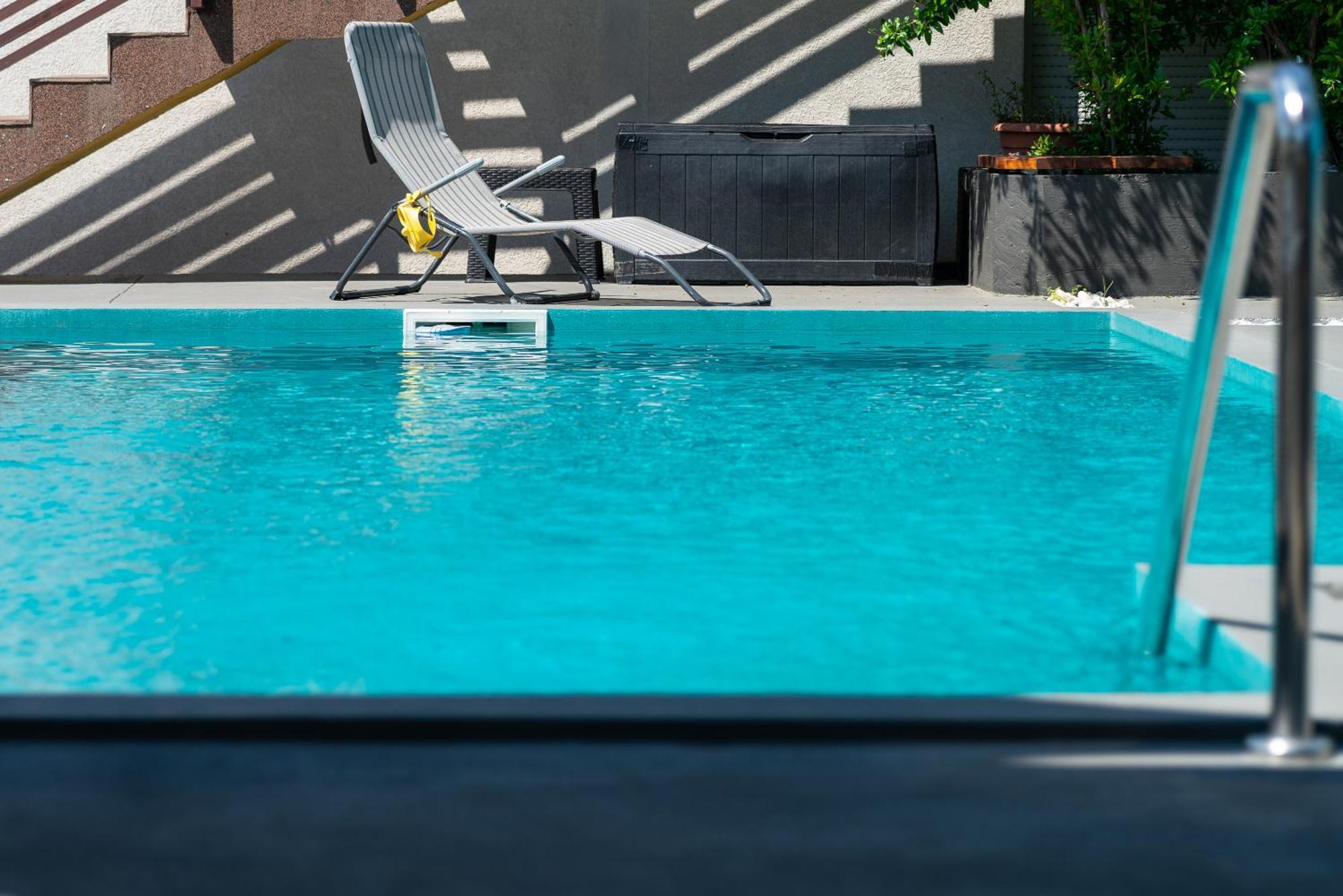 Pure Sky Apartments - With Pool モスタル エクステリア 写真