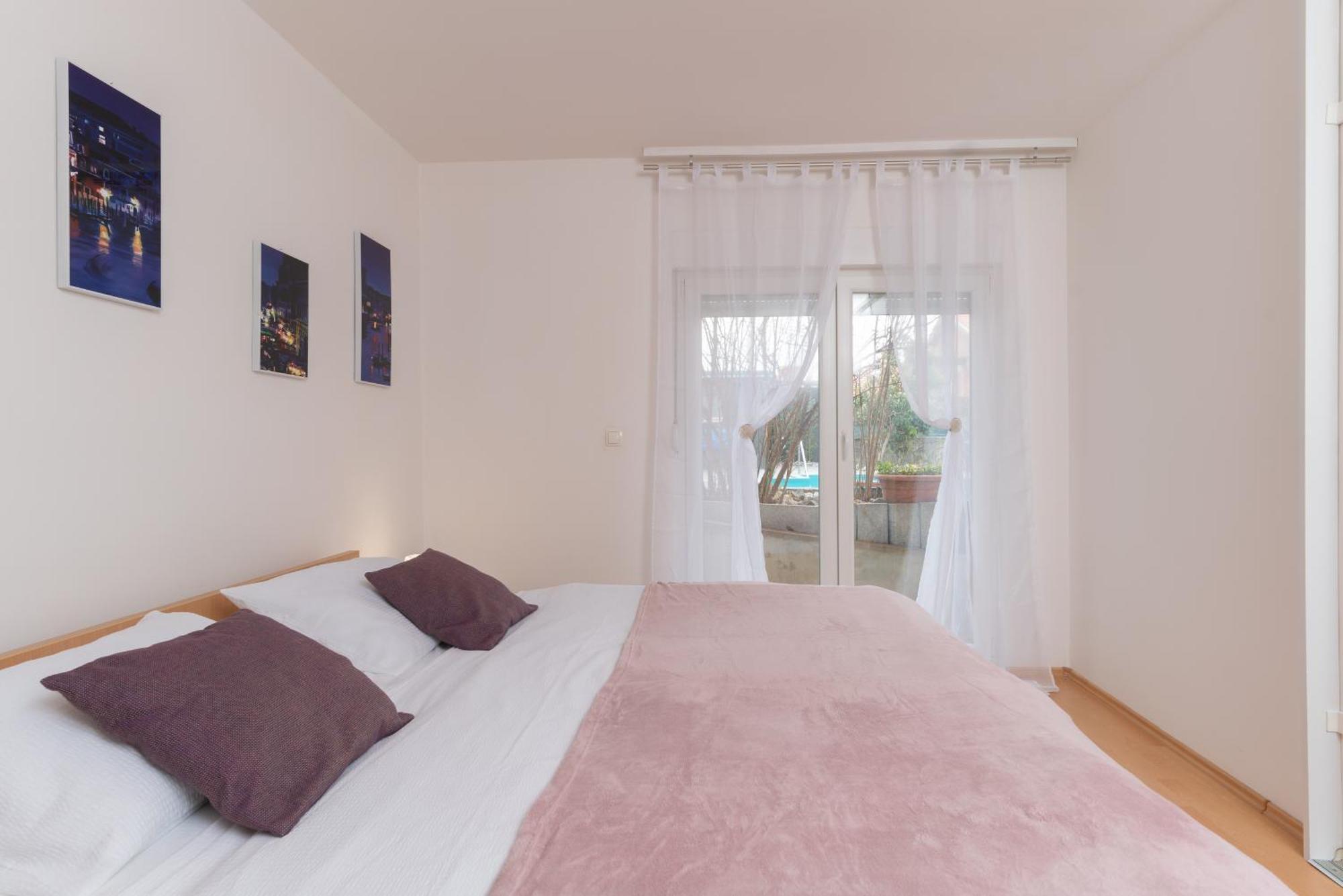 Pure Sky Apartments - With Pool モスタル エクステリア 写真
