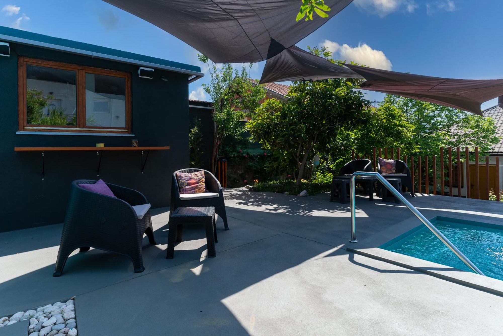 Pure Sky Apartments - With Pool モスタル エクステリア 写真