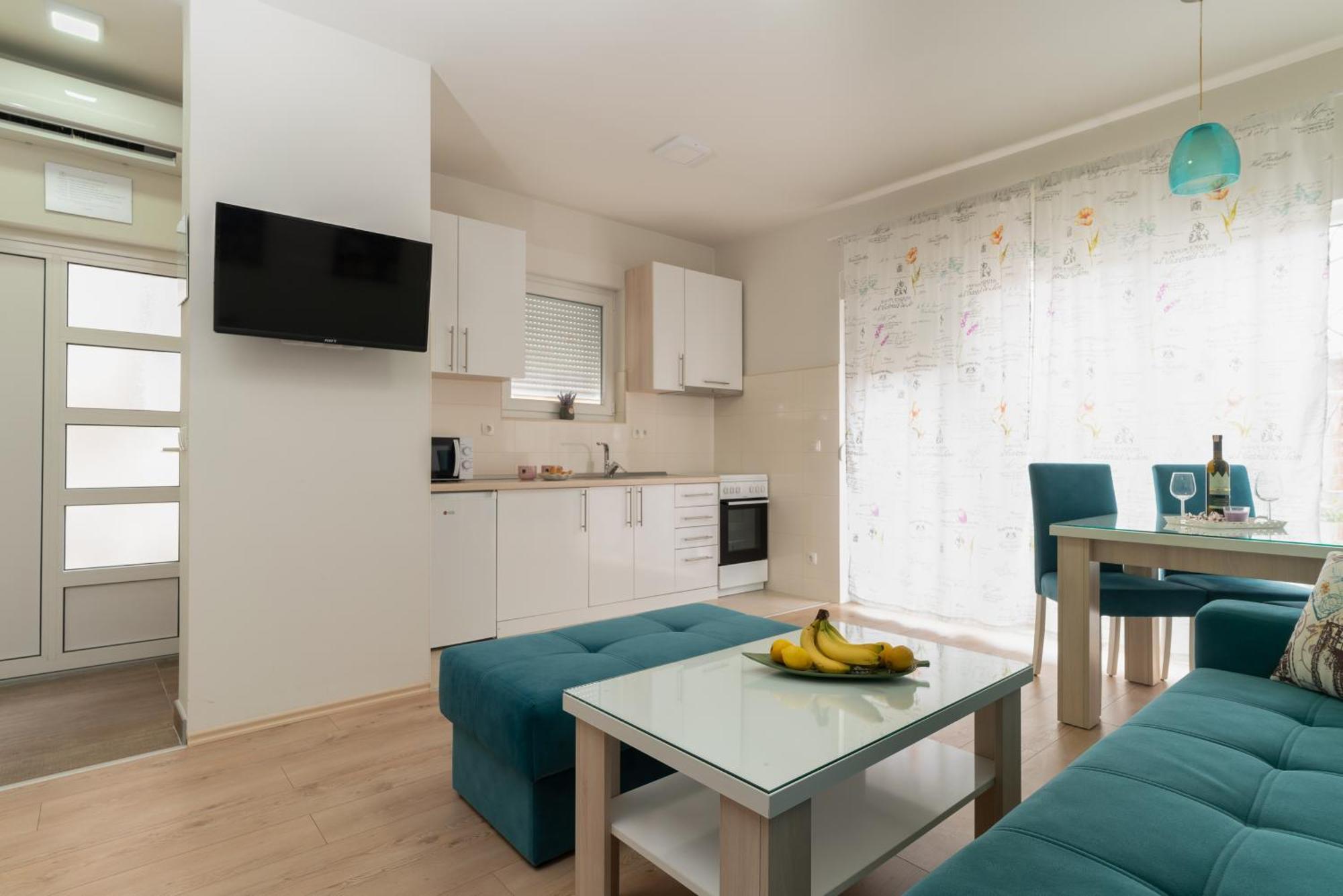 Pure Sky Apartments - With Pool モスタル エクステリア 写真